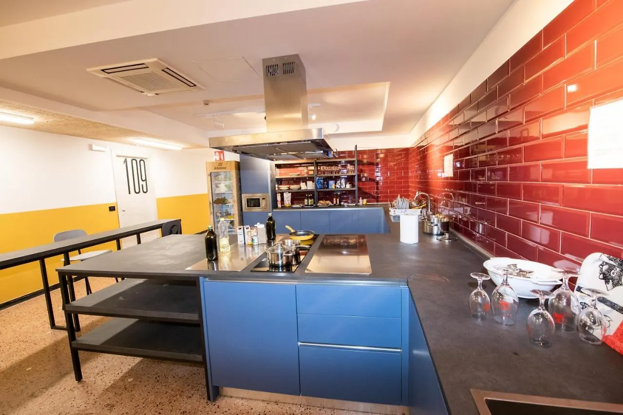 Marathon Hostel Genoa